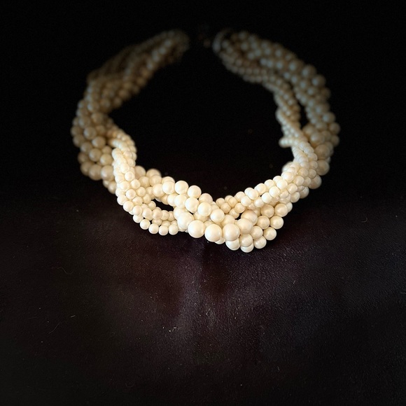 Pearls are forever chic and on style! A Must for your SP24 capsule wardrobe! - Picture 2 of 4